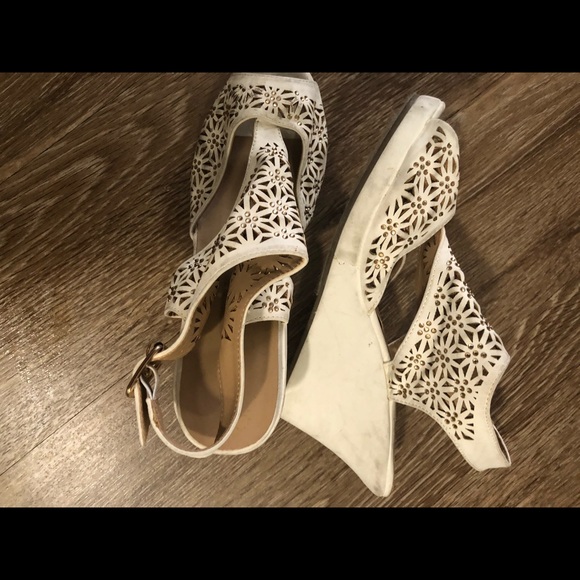 Beautiful White style heels - Picture 3 of 3